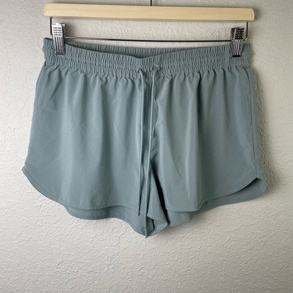 Aritzia Pants - Aritzia TNA MOVE Distance short